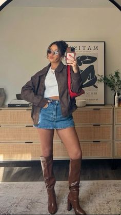 Fall outfit inspo with high learher boots and brown leather jacker Bandana Cap, Brown Boots Outfit, Fall Boots Outfit, Skirt Outfits Fall, Fall Transition Outfits, Denim Skirt Outfits, Nashville Outfits, Transition Outfits, Cute Everyday Outfits