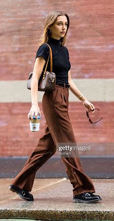 Brown Loafers Outfit Women, Slacks Outfit, Emma Chamberlain, Elegante Casual, Brown Pants, Celebrity Street Style, Look Cool