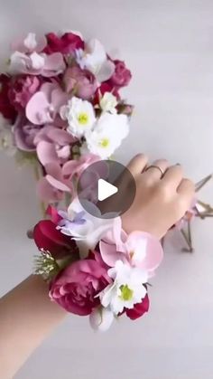 Tendencias de Diseños florales♥️🌹 on Instagram: "Confeccionado con flores frescas, El Corsage es un símbolo de elegancia y mássss 🎈🌹🥰😍❤️
Compártelo 😉🥳
#flores #arreglosflorales" Diy Corsage Wristlet, Floral Wearables, Diy Corsages, Corsage Diy, Diy Wrist Corsage, When I Fall In Love, Silk Flower Corsage, Corsage Ideas, Wrist Corsage Prom