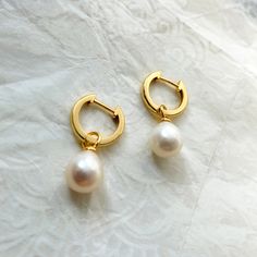 OUR*SPECIAL*ITEM Dainty gold hoops with a tiny pearl, These simple, delicate and versatil earrings that you can wear at any occassion. Confortable to use and wear, is the perfect outfit for your day. You can combinate with other dainty studs or hoops at the same ear. DETAILS *Material: High Quality solid 925 sterling silver plated in 18k gold, natural pearl. *Dimensions: Diameter of the hoops 12mm, Pearl : 10*8mm * Sold in pairs. *All our items are nicely packaged ready to gift in elegant jewelr Everyday Minimalist Pearl Chain Earrings, Pearl Charm Huggie Earrings, Dainty Everyday Pearl Drop Huggie Earrings, Minimalist Pearl Charm Hoop Earrings For Everyday, Minimalist Hoop Earrings With Pearl Pendant As Gift, Minimalist Hoop Earrings With Pearl Drop, Everyday Small Hoop Huggie Earrings With Pearl Drop, Minimalist Small Hoop Pearl Drop Earrings, Minimalist Everyday Hoop Earrings With Pearl Charm