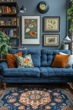 Eclectic Modern Living Room, Blue Couch Living Room, Spring Living Room Decor, Blue Couch, Spring Living Room, Deco Studio, Dorm Wall Decor, Casa Vintage, Colourful Living Room