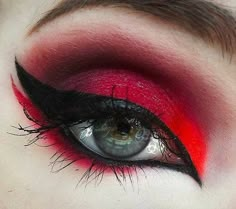 Eyeshadow Cat Eye, Red Riding Hood Makeup, Red Eyeshadow Makeup, Art Eye Makeup, Dramatic Wedding Makeup, Devil Makeup, Red Eye Makeup, Nails Dark, Halloween Eye Makeup