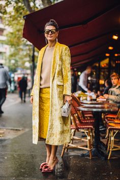 On the street at Paris Fashion Week. Photo: Imaxtree Giovanna Battaglia Engelbert, Giovanna Battaglia, Yellow Coat, Casual Chique, Moda Paris, Moda Chic, Cooler Look, Looks Street Style, Street Style Winter