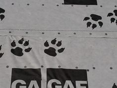 there is a cat paw print on the side of a sign that says gagaf