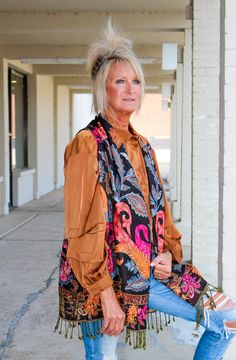 Be twice the fun in this multi-reversible Bok Dark Brown Floral Kimono! Showing off elegant dark brown floral patterns both inside and out, this flowy outerwear will have you lookin' fresh, no matter which side you're feelin'. All that's left to do is wear it with aplomb (and maybe a pair of sunglasses)! Fall Silk Outerwear With Floral Print, Bohemian Spring Outerwear With Paisley Print, Bohemian Fall Outerwear With Paisley Print, Bohemian Outerwear With Paisley Print For Spring, Fall Bohemian Outerwear With Paisley Print, Fall Bohemian Paisley Print Outerwear, Floral Kimono, Brown Floral, Floral Patterns