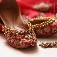 ♡ Mojri Shoes Indian Women, Black Khussa, Jutti Design, Punjabi Jutti Wedding, Khussa Designs, Bridal Jutti, Indian Jutti, Pakistani Shoes