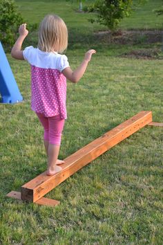 Diy Balance Beam, Kid Friendly Backyard, Kids Backyard, Play Area Backyard, Summer Diy Projects, Outdoor Play Areas, Diy Playground, Kids Outdoor Play, Natural Playground