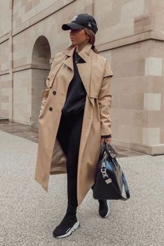 Trench Coats Women Street Chic, Beige Trench Coat Outfit Street Style, Beth Bartram, Casual Trench Coat Outfit, Trench Coat Street Style, Coat Outfit Casual, Khaki Trench Coat, Winter Trench Coat