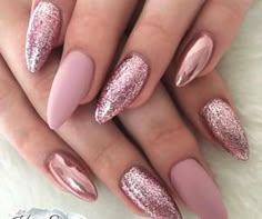 1000+ kép Nails💅💞 témára a We Heart It oldalain | Még valami a nails, manicure és beauty témára Gold Glittery Nails, Rose Gold Nail, Rose Gold Nails Design, Gold Nail Designs, Gold Nail Art, Rose Nail Art, Nails Elegant, Glittery Nails, Nails Gold