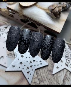 Trending Winter Nails, Nail Art Noel, Snow Nails, Holiday Nail Designs, Black Snow, Nail Polish Art, Winter Nail Designs, Dark Nails, Black Week