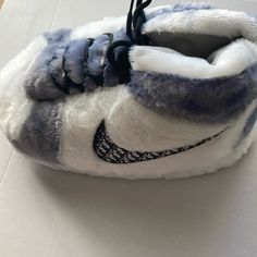 Brand New Nike Dior Air Jordan Fluffy Fuzzy Slippers One Size Fits All #Fluffy #Nike #Dior Nike Jordan Slippers, Nike Fluffy Slippers, White Nike Sneakers For Winter, Nike X Dior, Slippers Nike, Dior Slippers, Grey Slippers, Shoes Too Big, Fuzzy Slippers