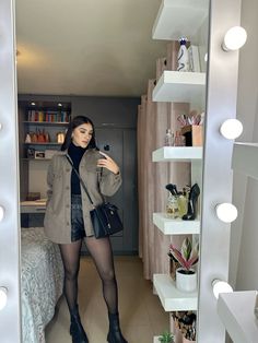 Outfit invierno con short y botines tonalidades oscuras Outfit Buchifresa Invierno, Outfit Otoño, Outfit Invierno, New Era, Cute Outfits, Ootd, Fashion Outfits, Nails, Outfit Inspo