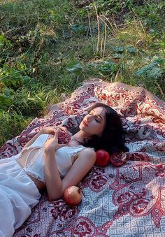 white maiden having a picnic with pomegranates in the forest field in summer beautiful cute white skirt fashion cottagecore look Photoshoot Cottagecore, Cottage Core Photoshoot, Cottagecore Photoshoot, Picnic Photo Shoot, Picnic Photography, Fairy Photoshoot, Picnic Theme, Garden Picnic, Photo Recreation