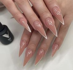 #viralpins#unhasalongadas Simple Stiletto Nails, French Stiletto Nails, Tip Nail Designs, Acrylic Nails Stiletto, Stilleto Nails Designs, Sharp Nails, Pointed Nails, Stiletto Nails Designs, Work Nails