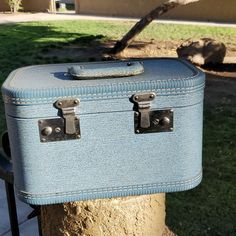 14 X 8 X 8.5 Inches. Tweed Blue With Silver Sparkle In It. Double Stated Edges Top And Bottom With Tray. Signs Of Use And Age Light Cosmetic Stains Inside Only Mirror, No Mark. See Photos For Full Description Vintage Tray Signs, Bags Vintage, Silver Sparkle, Cosmetic Case, Blue And Silver, Travel Bags, Tray, Bag Lady, Sparkle