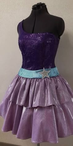 Popstar Barbie Costume, Barbie Outfit Sketch, Barbie Princess And The Popstar Halloween Costume, Princess And The Pop Star Costume, Disney Dresses Aesthetic, Barbie Popstar Aesthetic, Barbie Dress Fashion Outfit, Princess And Popstar Costume, Barbie Cosplay Dress