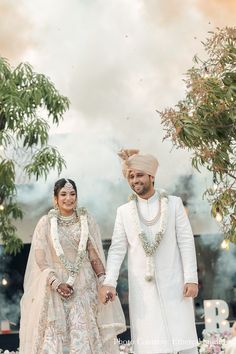 White Rose Garland Wedding Indian, White Varmala Designs, White Varmala, Indian Varmala, Varmala Indian Weddings, Rose Varmala, Varmala Ideas