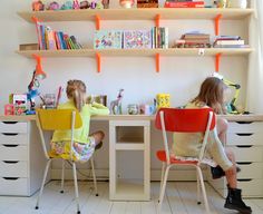 mama van vijf: interieur Kids Desk Area, Small Kids Bedroom, Kids Study Desk, Vintage Kids Room, Kids Art Studio, Kids Loft, Big Kids Room, Kids Bedroom Inspiration, Yellow Room