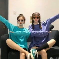 Ootd Poses, Bff Poses, Funny Poses, Studio Photography Poses, Friend Pictures Poses, Bff Photoshoot Poses, 사진 촬영 포즈