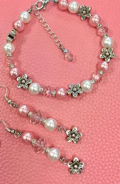 Earrings and bracelet set, pink crystals, pearls and flowers #diyjewelry #earrings Earring And Bracelet Sets, Pink Diy Jewelry, Beaded Jewelry Sets Diy, Beaded Jewelry Pink, Pink Bead Bracelet Ideas, Handmade Jewellery Homemade Jewelry, Homemade Necklace Ideas, Homemade Jewelry Ideas, Pink Handmade Jewelry