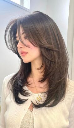 Haircut For Hair Medium, Layer For Long Hair, Layers Cut For Short Hair, Best Haircut For Medium Hair, Layered Hair Medium Straight With Bangs, Short Hair Layered Cut Shoulder Length, Medium Hair Cuts Idea, Medium Soft Layered Hair, 3 Layer Haircut Long