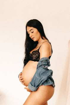 #gestante #gestanteminimalista #ensaiogestante #fotogestante #gestanteminimalista #fotografiagestante Pregnancy Aesthetic, Pregnant Pictures, Maternity Photography Poses Pregnancy Pics, Maternity Photoshoot Poses, Maternity Photography Poses, Pregnant Belly, Maternity Pictures, Photoshoot Poses