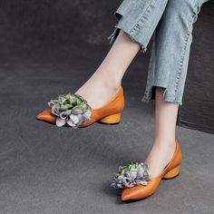 Elegant Pointed Toe Flower Accents Shoes – Retrosia Cinderella Slippers, Pointed Shoes, Versatile Shoes, Coffee Sizes, Retro Mode, Delicate Flowers, Comfortable Flats, Pig Skin, Fall Shoes