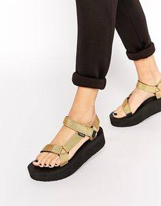 Sporty Sandals Outfit, Teva Sandals Outfit, Teva Flatform, Cycling Shoes Women, Sporty Sandal, Sandals Outfit, Chunky Sandals