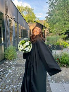 Pose For Graduation Pictures, University Grad Photos, Mom And Son Graduation Photo Ideas, Bachelors Degree Aesthetic, Senior Photos College, Simple Graduation Outfits, Graduation Asthetic Photos, Social Work Graduation Pictures, Graduation Aesthetic Pictures