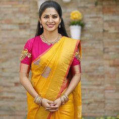 Closed Neck Blouse Designs, Traditional Saree Look, High Neck Blouse Designs, Blouse Designs For Silk Sarees, Neck Blouse Designs, Cotton Saree Blouse Designs