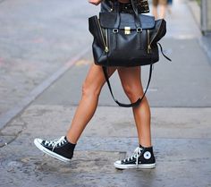 converse high tops Converse Street Style, Converse Haute, Leather Jacket Street Style, Tomboy Stil, Converse Outfits, Converse Chucks, Style Converse, Outfit Styles, Designer Leather Handbags