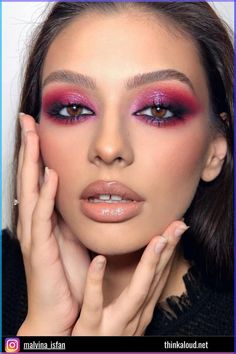 Embrace your inner diva with this vibrant pink smokey eye. The intense pink shades transition into deep, smoky tones, giving your eyes a bold and captivating look. Malvina Isfan, Metallic Smokey Eye, Make Com Glitter, Intense Eye Makeup, Christmas Makeup Simple, Eye Makeup Guide, Dark Smokey Eye, Pink Smokey Eye