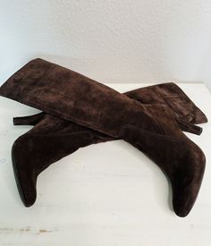 Super nice vintage genuine suede boots in dark chocolate color Very good quality Brand: ENZO ANGIOLINI EU/DE size: 40 US size: 9 M UK size: 7 genuine suede in dark brown Heel height: 8 cm Sole width: 8.2 cm Shaft circumference: 36 cm closes with a zipper In excellent vintage condition - very slight signs of wear Dark Chocolate Color, Vintage Suede, Chocolate Color, Brown Heels, Boot Brands, Suede Boots, Boot Shoes Women, Chocolate Brown, Dark Chocolate