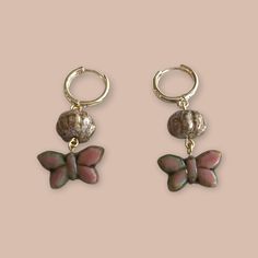 Beautiful Czech glass butterfly earrings, pink with a green wash. Huggie hoops plated in 18k gold Glass Butterfly, Earrings Pink, Butterfly Earrings, Cute Jewelry, Czech Glass, Jewelry Earrings Dangle, Dangle Drop Earrings, 18k Gold, Jewelry Earrings