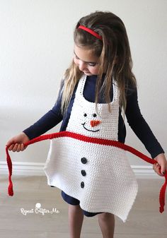 Crochet Snowman Apron - Repeat Crafter Me Crochet Apron Pattern Free, Apron Crochet, Crocheted Snowman, Gingerbread Apron, Bernat Super Value Yarn, Apron Design, Repeat Crafter Me, Christmas Apron