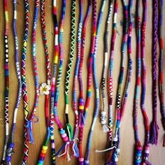 Seguramente recuerdas los hilitos de pelo que se llevaban en los 90, pues han vuelto y ahora los puedes adaptar a tu estilo. | 24 Ideas cool para llevar el regreso de las trenzas de hilos en el pelo Mundo Hippie, Diy Braids, Diy Friendship Bracelets Patterns