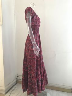 Erweitern Sie Ihre Sommergarderobe mit dem bedruckten Maxi-Sommerkleid Barbara – hier trifft Stil auf Komfort. Egal, ob Sie am Pool faulenzen oder eine Sommer-Soirée besuchen, in diesem Kleid sehen Sie toll aus und fühlen sich auch so.

 Merkmale





 Lebendige Drucke: Das Barbara Maxikleid besticht durch eine Reihe wunderschöner, lebendiger Drucke, die die Essenz des Sommers einfangen. Von Blumenmotiven bis hin zu abstrakten Mustern ist jedes Design sorgfältig gestaltet, um hervorzustechen. Maxi Dress Outfits, Maxi Summer Dress, Red Summer Dresses, Maxi Dress Outfit, Bohemian Maxi, Dress Occasion, Bohemian Maxi Dress, Dress Gift, Daily Dress