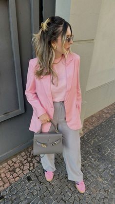 Pink Shirt Outfit Work, Pink Blazer Outfit Work, Blazer Rose, Elegantes Outfit Damen, Look Office, Street Style Fall Outfits, Stylish Winter Outfits