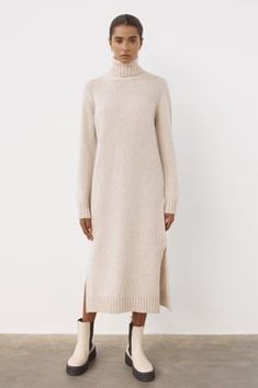 Perfectos para llevar en el entretiempo, los vestidos de punto cálidos y versátiles de 2022!! Roll Neck Dress, Midi Dress White, Knitted Dresses, Knit Dresses, Knitted Clothes, Business Outfit, Knitted Dress, Turtle Neck Dress