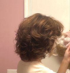 Curled Short Layered Hair, Short Haircut 2c Hair, Wavy Short Haircuts With Bangs, Really Short Wavy Haircuts, Layered Short Hair For Thick Hair, Haircuts For Medium Brown Hair, Brown Wavy Hair Short, Short Haircut With Lots Of Layers, Short Shaggy Brown Hair