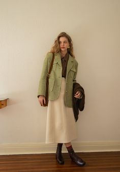 Green Winter Outfits, Green Jacket Outfit, 1950 Women, Business Casual Fall, Gay Outfit, Fashion Terms, Downtown Outfits, Classic Jacket, Suit Style