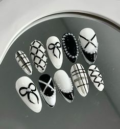 Nail Art With Black And White, Black And White Coquette Nails, Black And White Simple Nails, Nail Art Black Aesthetic, Black Coquette Nails, Nail Inspo Black And White, Black And White Gel Nails, Pink And Black Nail Art, Black And White Coquette