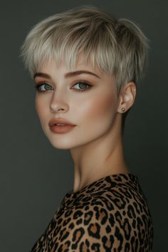 Discover 28 trendy pixie haircut ideas with bangs for women that are sure to elevate your style game! ✨💇‍♀️ #PixieCut #Bangs #TrendyHair Pixie Hair With Bangs, Short Haircut Ideas With Bangs, Makeover Hair, Super Short Haircuts