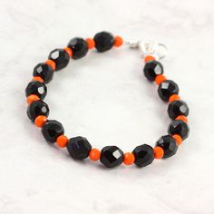 Orange Black Halloween Jewelry Bracelet Fall Fashion Pumpkin Orange Czech Glass Accessory Diy Jewelry Inspiration, Fun Bracelet, Black Bracelet, Halloween 2023, Black Halloween, Halloween Spider, Black Bracelets, Glass Bracelet, Lava Bead