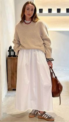 White Skirt Ideas, Linen Skirt Outfit, Skirt Outfit Fall, Japan Outfits, White Skirt Outfits, White Long Skirt, Skirt Outfits Fall, Fall Transition Outfits, Midi Skirt Outfit