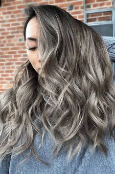 Dirty Salt And Pepper #saltandpepperhair Dark Grey Hair Charcoal, Salt And Pepper Hairstyles, Salt And Pepper Hair Color, Pepper Hair Color, Hair With Silver Highlights, Smokey Hair, Brown Hair With Silver Highlights, Grey Hair Transition, Dimensional Highlights