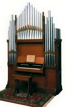 an old pipe organ sitting on top of a rug