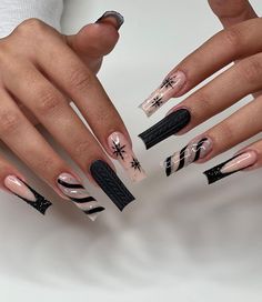 Dark Christmas Nail Designs, Christmas Nail Set, Black French Nail, Nails Black French, Sparkling Nails, Nails Sparkling, Mail Inspo, Goth Christmas, Wow Nails