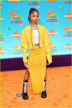 willow wright at the kids'choice awards wearing a yellow skirt and cropped top