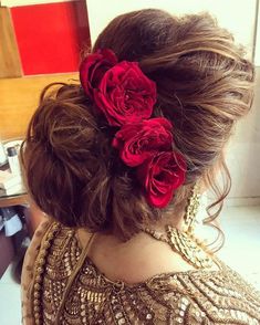 Ritika Hairstylist, Flower Hairstyles, Boho Hair Tutorial, Messy Wedding Hair, Hairstyles Inspiration, Bridal Hair Buns, Bridal Hair Inspiration, Flowers In Her Hair, Hair Buns